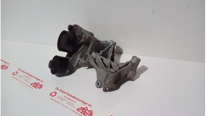 Gebruikte Dynamosteun onder Renault Trafic (1FL/2FL/3FL/4FL) 1.6 dCi 95 Prijs € 55,00 Margeregeling aangeboden door de Graaf autodemontage B.V.