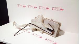 Gebruikte Ruitensproeiertank voor Mitsubishi Colt (Z2/Z3) 1.3 16V Prijs € 20,00 Margeregeling aangeboden door de Graaf autodemontage B.V.