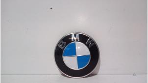 Gebruikte Embleem BMW 5 serie Touring (E39) 520i 24V Prijs € 15,00 Margeregeling aangeboden door de Graaf autodemontage B.V.