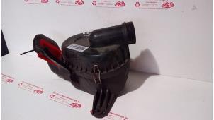 Gebruikte Luchtfilterhuis Mitsubishi L-400 2.5 TD Prijs € 35,00 Margeregeling aangeboden door de Graaf autodemontage B.V.