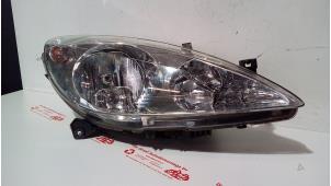 Gebruikte Rechter Koplamp Peugeot 307 SW (3H) 2.0 16V Prijs € 35,00 Margeregeling aangeboden door de Graaf autodemontage B.V.