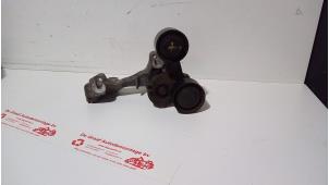 Gebruikte Dynamosteun boven Renault Clio IV (5R) 0.9 Energy TCE 90 12V Prijs € 35,00 Margeregeling aangeboden door de Graaf autodemontage B.V.