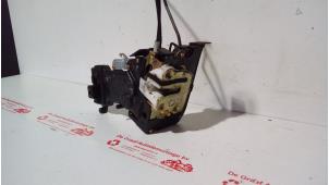 Gebruikte Deurslot Mechaniek 4Deurs rechts-voor Mazda 2 (NB/NC/ND/NE) 1.4 16V Prijs € 45,00 Margeregeling aangeboden door de Graaf autodemontage B.V.