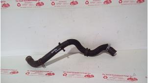 Gebruikte Radiateurslang Peugeot 207 SW (WE/WU) 1.4 16V Vti Prijs € 25,00 Margeregeling aangeboden door de Graaf autodemontage B.V.