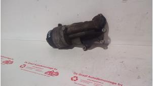 Gebruikte Oliefilterhouder Peugeot 207 SW (WE/WU) 1.4 16V Vti Prijs € 40,00 Margeregeling aangeboden door de Graaf autodemontage B.V.