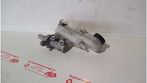 Gebruikte Hoofdremcilinder Toyota Auris (E15) 2.0 D-4D-F 16V Prijs € 35,00 Margeregeling aangeboden door de Graaf autodemontage B.V.