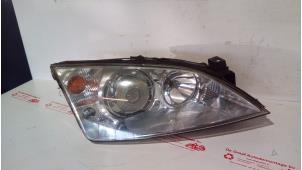 Gebruikte Koplamp rechts Ford Mondeo III Wagon 2.0 TDCi/TDDi 115 16V Prijs € 80,00 Margeregeling aangeboden door de Graaf autodemontage B.V.