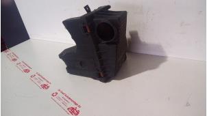 Gebruikte Luchtfilterhuis BMW Mini One/Cooper (R50) 1.6 16V One Prijs € 75,00 Margeregeling aangeboden door de Graaf autodemontage B.V.