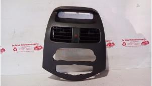 Gebruikte Luchtrooster Dashboard Chevrolet Spark 1.0 16V Bifuel Prijs € 35,00 Margeregeling aangeboden door de Graaf autodemontage B.V.