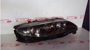 Gebruikte Koplamp rechts Mazda 6 Sportbreak (GY19/89) 2.0i 16V S-VT Prijs € 100,00 Margeregeling aangeboden door de Graaf autodemontage B.V.
