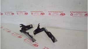 Gebruikte Motorkap Scharnier Volkswagen Polo V (6R) 1.2 TDI 12V BlueMotion Prijs € 30,00 Margeregeling aangeboden door de Graaf autodemontage B.V.