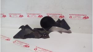 Gebruikte Luchtgeleider Opel Vivaro 2.5 CDTI 16V Prijs € 20,00 Margeregeling aangeboden door de Graaf autodemontage B.V.