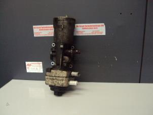 Gebruikte Oliefilterhuis Volkswagen Caddy III (2KA,2KH,2CA,2CH) 2.0 SDI Prijs € 35,00 Margeregeling aangeboden door de Graaf autodemontage B.V.