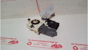 Gebruikte Motor electrisch raam Volkswagen Golf V (1K1) 1.6 Prijs € 20,00 Margeregeling aangeboden door de Graaf autodemontage B.V.