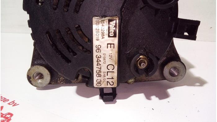 Dynamo van een Renault Laguna II Grandtour (KG) 3.0 V6 24V 2003