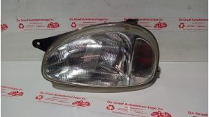 Gebruikte Linker Koplamp Opel Corsa B (73/78/79) 1.2i 16V Prijs € 25,00 Margeregeling aangeboden door de Graaf autodemontage B.V.