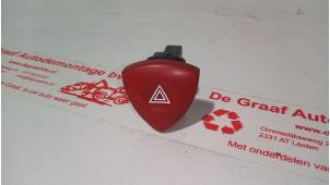 Gebruikte Paniekverlichtings Schakelaar Opel Vivaro 2.5 CDTI 16V Prijs € 15,00 Margeregeling aangeboden door de Graaf autodemontage B.V.