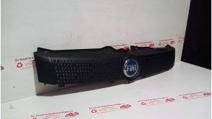 Gebruikte Grille Fiat Panda (169) 1.1 Fire Prijs € 25,00 Margeregeling aangeboden door de Graaf autodemontage B.V.