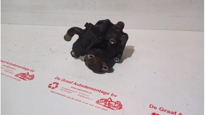 Gebruikte Pomp Servo Volkswagen Transporter T5 1.9 TDi Prijs € 50,00 Margeregeling aangeboden door de Graaf autodemontage B.V.