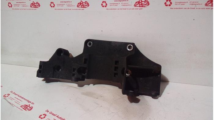 Gebruikte Dynamosteun onder Volkswagen Transporter T5 1.9 TDi Prijs € 30,00 Margeregeling aangeboden door de Graaf autodemontage B.V.