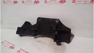 Gebruikte Dynamosteun onder Volkswagen Transporter T5 1.9 TDi Prijs € 30,00 Margeregeling aangeboden door de Graaf autodemontage B.V.