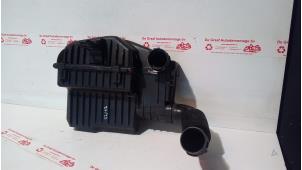 Gebruikte Luchtfilterhuis Peugeot 208 I (CA/CC/CK/CL) 1.2 Vti 12V PureTech 82 Prijs € 25,00 Margeregeling aangeboden door de Graaf autodemontage B.V.