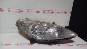Gebruikte Koplamp rechts Peugeot 307 CC (3B) 2.0 16V Prijs € 40,00 Margeregeling aangeboden door de Graaf autodemontage B.V.