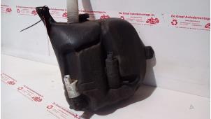 Gebruikte Ruitensproeiertank voor Peugeot 307 CC (3B) 2.0 16V Prijs € 35,00 Margeregeling aangeboden door de Graaf autodemontage B.V.