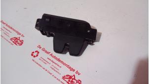 Gebruikte Achterklep Slotmechaniek Peugeot 307 CC (3B) 2.0 16V Prijs € 25,00 Margeregeling aangeboden door de Graaf autodemontage B.V.