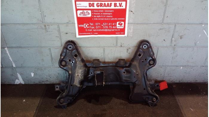 Subframe van een Peugeot 208 I (CA/CC/CK/CL) 1.2 Vti 12V PureTech 82 2012