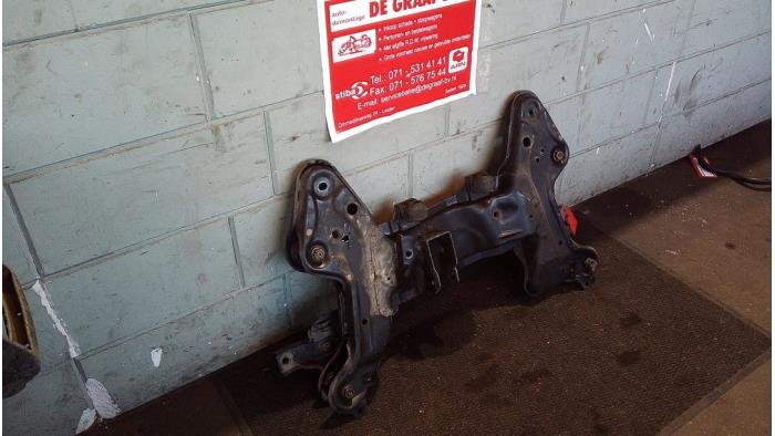 Subframe van een Peugeot 208 I (CA/CC/CK/CL) 1.2 Vti 12V PureTech 82 2012