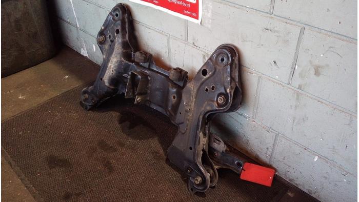 Subframe van een Peugeot 208 I (CA/CC/CK/CL) 1.2 Vti 12V PureTech 82 2012