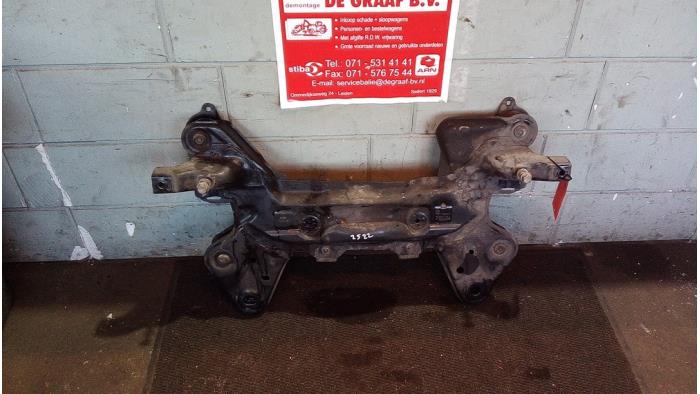 Subframe van een Peugeot 208 I (CA/CC/CK/CL) 1.2 Vti 12V PureTech 82 2012