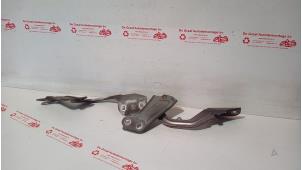 Gebruikte Motorkap Scharnier Ford Focus 3 1.0 Ti-VCT EcoBoost 12V 100 Prijs € 30,00 Margeregeling aangeboden door de Graaf autodemontage B.V.