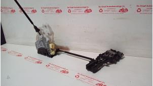 Gebruikte Deurslot Mechaniek 4Deurs links-achter Volkswagen Passat Variant (3C5) 2.0 FSI 16V Prijs € 30,00 Margeregeling aangeboden door de Graaf autodemontage B.V.