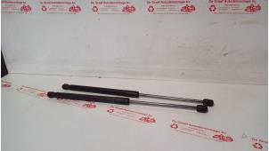 Gebruikte Set Gasdempers Achterklep Renault Megane III Grandtour (KZ) 1.5 dCi 110 Prijs € 20,00 Margeregeling aangeboden door de Graaf autodemontage B.V.