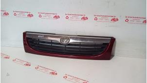 Gebruikte Grille Mazda 121 (JA/JB) 1.25i 16V Prijs € 25,00 Margeregeling aangeboden door de Graaf autodemontage B.V.
