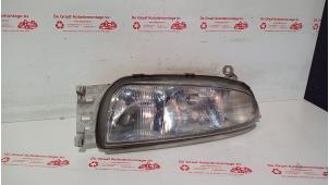 Gebruikte Linker Koplamp Mazda 121 (JA/JB) 1.25i 16V Prijs € 25,00 Margeregeling aangeboden door de Graaf autodemontage B.V.
