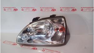 Gebruikte Koplamp links Kia Carens II (FJ) 1.8i 16V Prijs € 35,00 Margeregeling aangeboden door de Graaf autodemontage B.V.