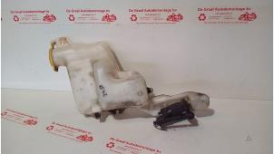 Gebruikte Ruitensproeiertank voor Dodge Caliber 1.8 16V Prijs € 30,00 Margeregeling aangeboden door de Graaf autodemontage B.V.