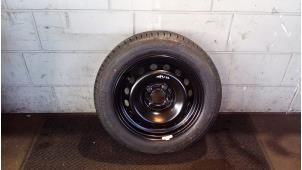 Gebruikte Velg + Band Renault Twingo II (CN) 1.2 16V Prijs € 60,00 Margeregeling aangeboden door de Graaf autodemontage B.V.