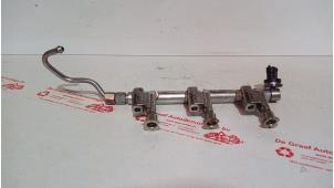 Gebruikte Injector brug Ford Focus 3 1.0 Ti-VCT EcoBoost 12V 100 Prijs € 30,00 Margeregeling aangeboden door de Graaf autodemontage B.V.