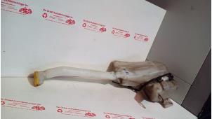 Gebruikte Ruitensproeiertank voor Opel Vivaro 2.0 CDTI Prijs € 30,00 Margeregeling aangeboden door de Graaf autodemontage B.V.