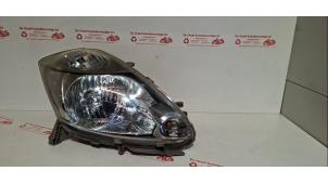 Gebruikte Koplamp rechts Daihatsu Sirion 2 (M3) 1.3 16V DVVT Prijs € 35,00 Margeregeling aangeboden door de Graaf autodemontage B.V.