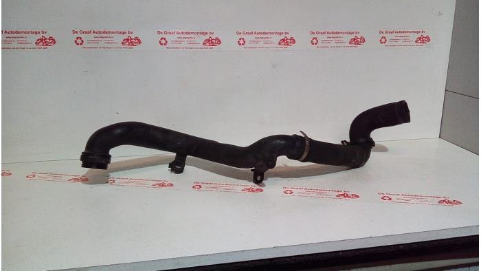 Gebruikte Intercooler Buis Peugeot Bipper (AA) 1.3 HDI Prijs € 30,00 Margeregeling aangeboden door de Graaf autodemontage B.V.