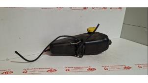 Gebruikte Ruitensproeiertank voor Dacia Sandero II 0.9 TCE 12V Prijs € 25,00 Margeregeling aangeboden door de Graaf autodemontage B.V.