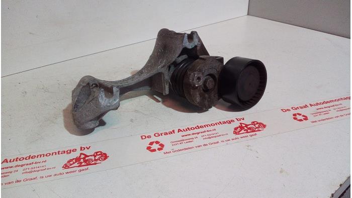 Gebruikte Dynamosteun boven Dacia Sandero II 0.9 TCE 12V Prijs € 25,00 Margeregeling aangeboden door de Graaf autodemontage B.V.