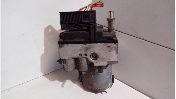 ABS Pomp van een Mercedes-Benz C (W202) 1.8 C-180 16V 1996