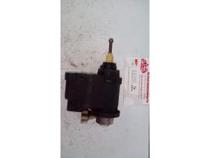 Gebruikte Motor Koplamp Hyundai Lantra/Elantra II 1.6i GLSi 16V Prijs op aanvraag aangeboden door de Graaf autodemontage B.V.