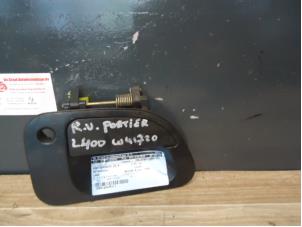 Gebruikte Portiergreep 2Deurs rechts Mitsubishi L-400 2.5 TD Prijs € 30,00 Margeregeling aangeboden door de Graaf autodemontage B.V.